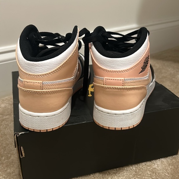 Nike Air Jordan 1 Mid 4.5Y (GS) Arctic Orange (Soft Pink) Black Toe - Picture 4 of 4